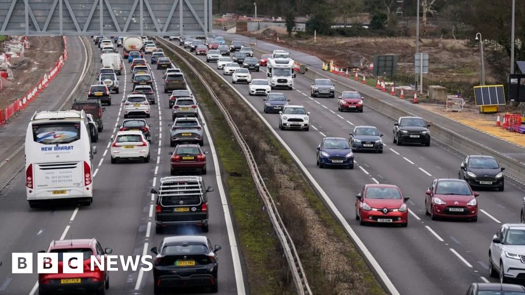 Yellow weather warnings for wind amid Christmas getaway – 2024-12-22 08:05:00 , BBC News