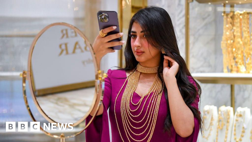 Gold hits fresh record high over trade war impact fears – 2025-04-17 03:19:00 , BBC News